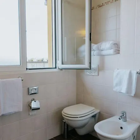 Flora Hotel 3*